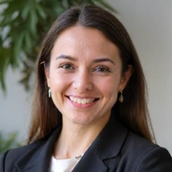 Ritratto sereno di Laura S., che ha risolto i suoi problemi digestivi grazie a NutriVita Italia.